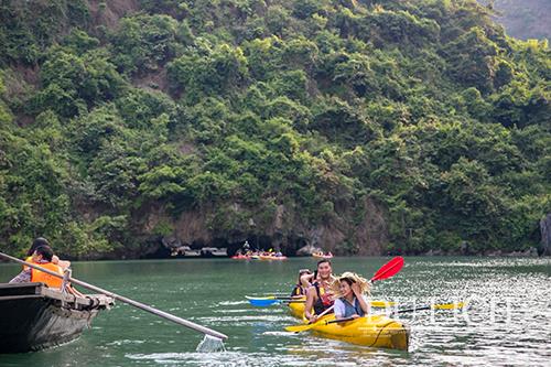 Chèo thuyền kayak trên vịnh Lan Hạ
